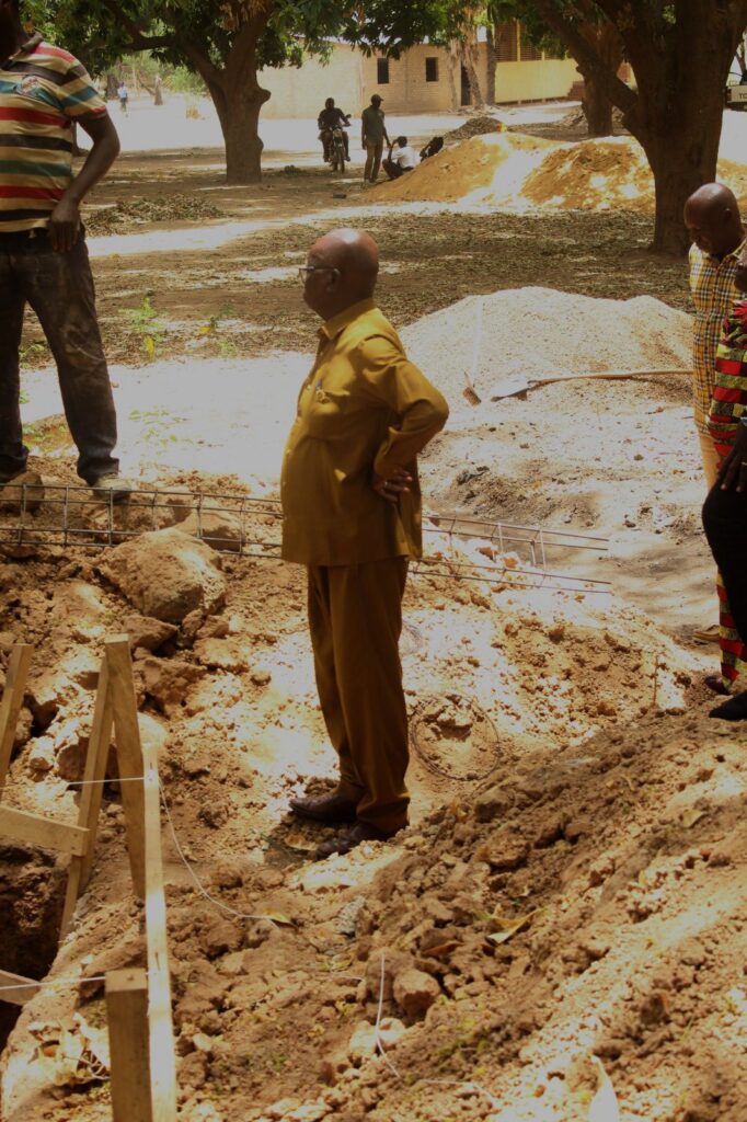 Visite de suivi au Lycée Ahmed Mangué le président du conseil provincial du moyen chari s’est rendu sur le site des travaux de construction des latrines au lycée ahmed mangué