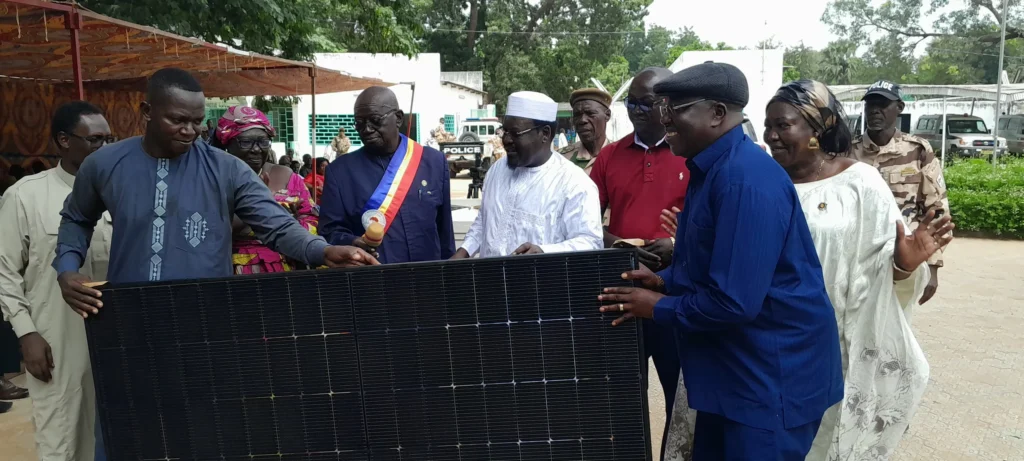 MOYEN-CHARI : LE CONSEIL PROVINCIAL OFFRE DES PANNEAUX SOLAIRES À L’HÔPITAL PROVINCIAL DR OUTEL BONO. img 20261010 103757